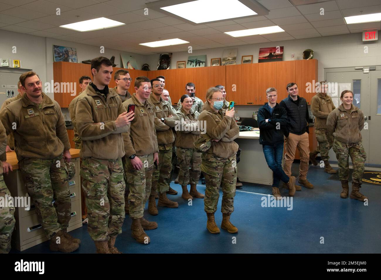 Kadetten des Reservekorps der Bowling Green State University für Luft- und Raumfahrtstudien, Einheit 620, hören Flugzeugtechnikern zu, die dem 180. Kampfflugflügel der Ohio National Guard zugeteilt sind und den Zweck und die Fähigkeiten verschiedener Rettungs- und Überlebensausrüstung diskutieren, die von den F-16-Kampfflugpiloten des Wings gegen Falcon verwendet werden. Die 180FW bot die Gelegenheit, eine einsatzbereite Air National Guard Einheit zu sehen und mehr über die Einsatzmöglichkeiten und Fähigkeiten des Flügels zu erfahren, während die Kadetten beginnen, Karrierewege zu erwägen, die ihrer kommission als Offiziere in die USA folgen Luft Stockfoto