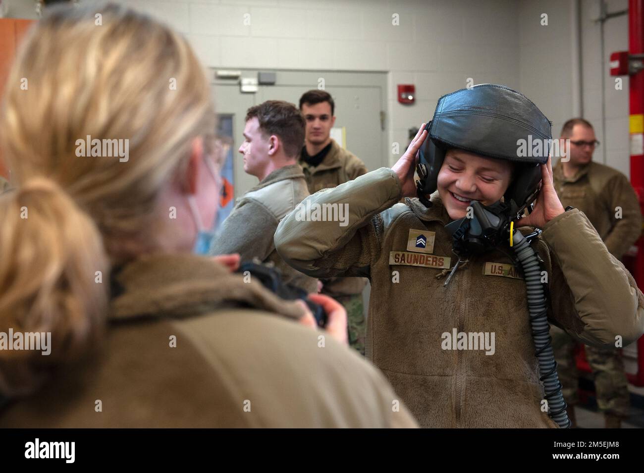 Kadetten des Reservekorps der Bowling Green State University für Luft- und Raumfahrtstudien, Einheit 620, hören Flugzeugtechnikern zu, die dem 180. Kampfflugflügel der Ohio National Guard zugeteilt sind und den Zweck und die Fähigkeiten verschiedener Rettungs- und Überlebensausrüstung diskutieren, die von den F-16-Kampfflugpiloten des Wings gegen Falcon verwendet werden. Die 180FW bot die Gelegenheit, eine einsatzbereite Air National Guard Einheit zu sehen und mehr über die Einsatzmöglichkeiten und Fähigkeiten des Flügels zu erfahren, während die Kadetten beginnen, Karrierewege zu erwägen, die ihrer kommission als Offiziere in die USA folgen Luft Stockfoto