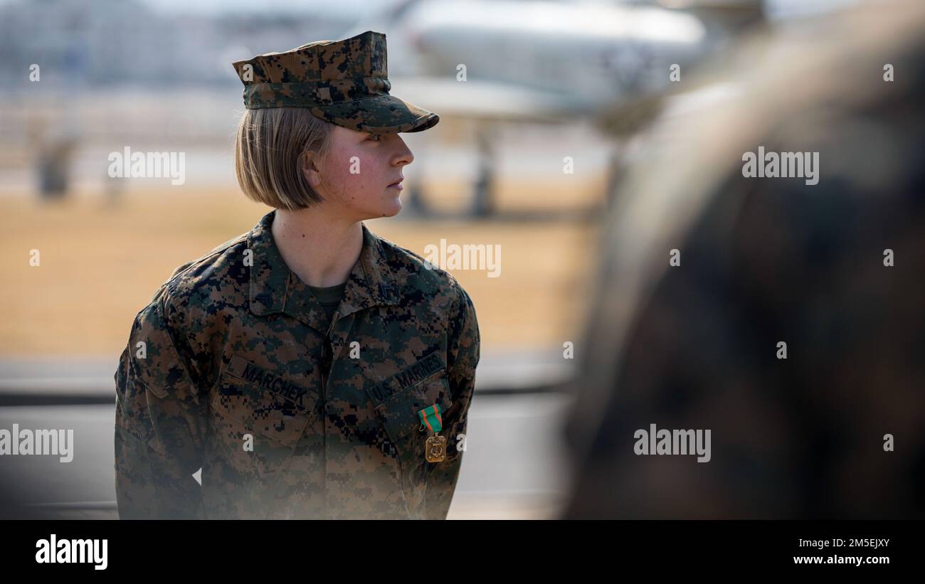 USA Charlotte Marchek, eine mobile Technikerin des Marine Aviation Logistics Squadron 12, erhält die Navy and Marine Corps Achievement Medal, weil sie die Marine Aircraft Wing Marine des Jahres 1. in der Marine Corps Air Station Iwakuni, Japan, am 8. März 2022 war. Marine of the Year wird an Marines verliehen, die in ihrem Dienst Führungsstärke und Mut demonstrieren, herausragende Unterstützung anbieten, mit wem sie dienen, die Arbeitsmoral verbessern und durch ihre Mentorschaft andere inspirieren. Stockfoto
