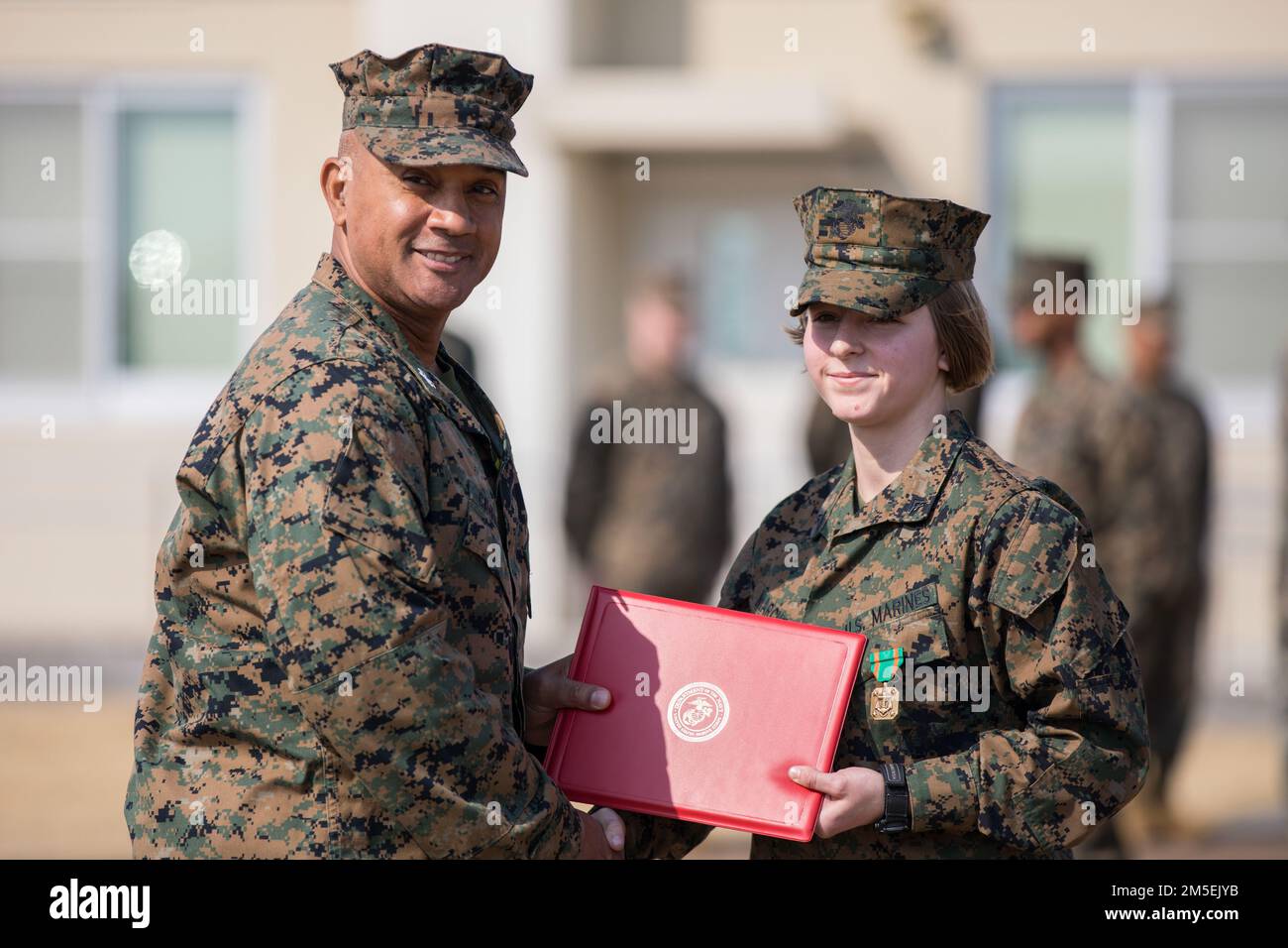 USA General Brian Cavanaugh, kommandierender General von 1. Marine Aircraft Wing, Left, verleiht CPL. Charlotte Marchek, eine mobile Technikerin bei Marine Aviation Logistics Squadron 12, Die Marines- und Marine-Corps-Ehrenmedaille für die Auszeichnung als 1. Marine Aircraft Wing Marine des Jahres in der Marine Corps Air Station Iwakuni, Japan, 8. März 2022. Marine of the Year wird an Marines verliehen, die in ihrem Dienst Führungsstärke und Mut demonstrieren, herausragende Unterstützung anbieten, mit wem sie dienen, die Arbeitsmoral verbessern und durch ihre Mentorschaft andere inspirieren. Stockfoto