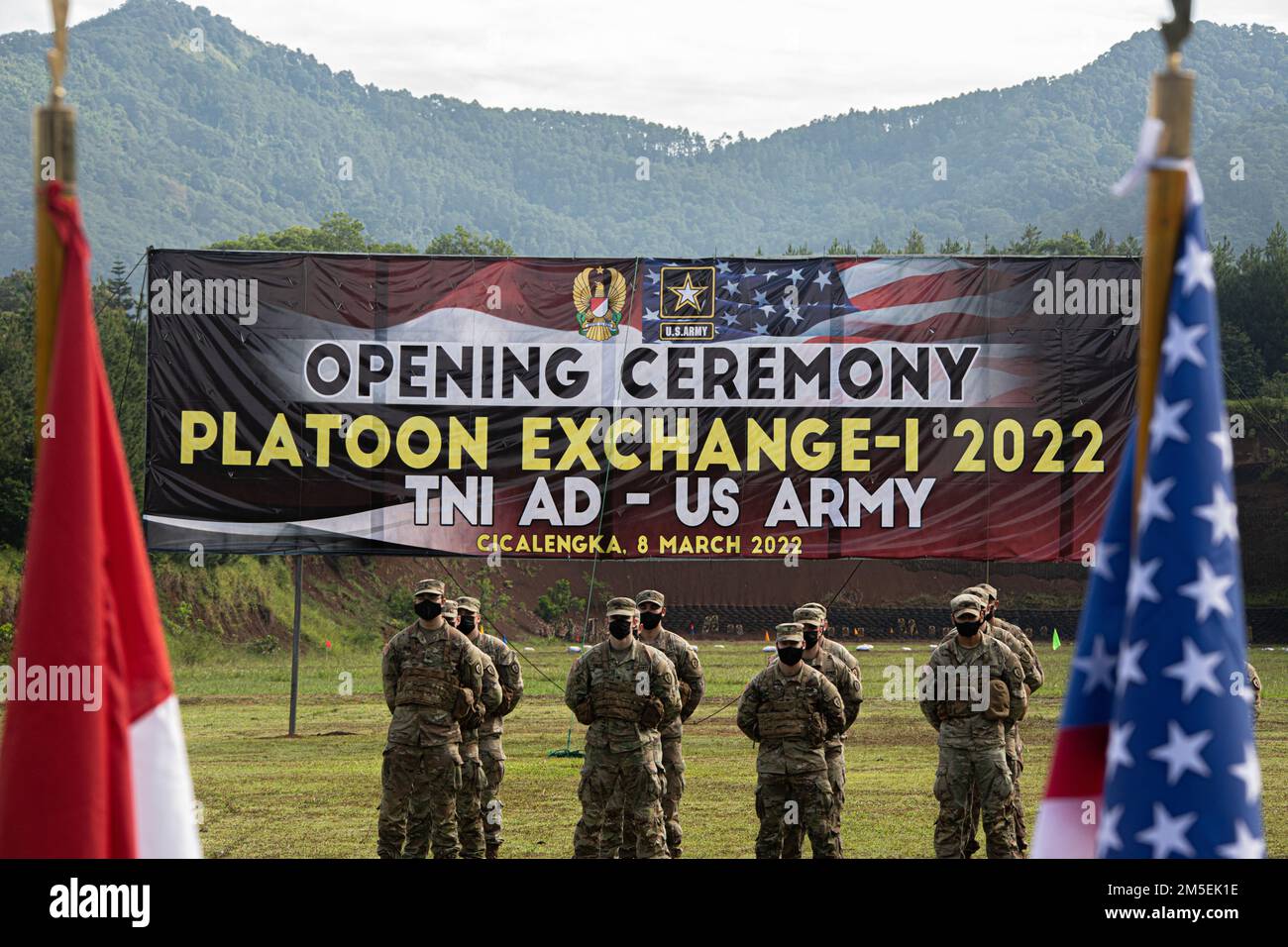 Soldaten der 2. Staffel, 14. Kavallerie-Regiment, 2. Infanterie-Brigaden-Kampfteam, 25. Infanterie-Division führten die Eröffnungszeremonie für TNI/U.S. durch Army Exchange in Cicalengka, Indonesien, 8. März 2022. Bei diesem Austausch handelt es sich um eine zweiwöchige Übung, die sich darauf konzentriert, als Einheit zu arbeiten und Praktiken für Taktiken auf Platoon-Ebene auszutauschen. Stockfoto