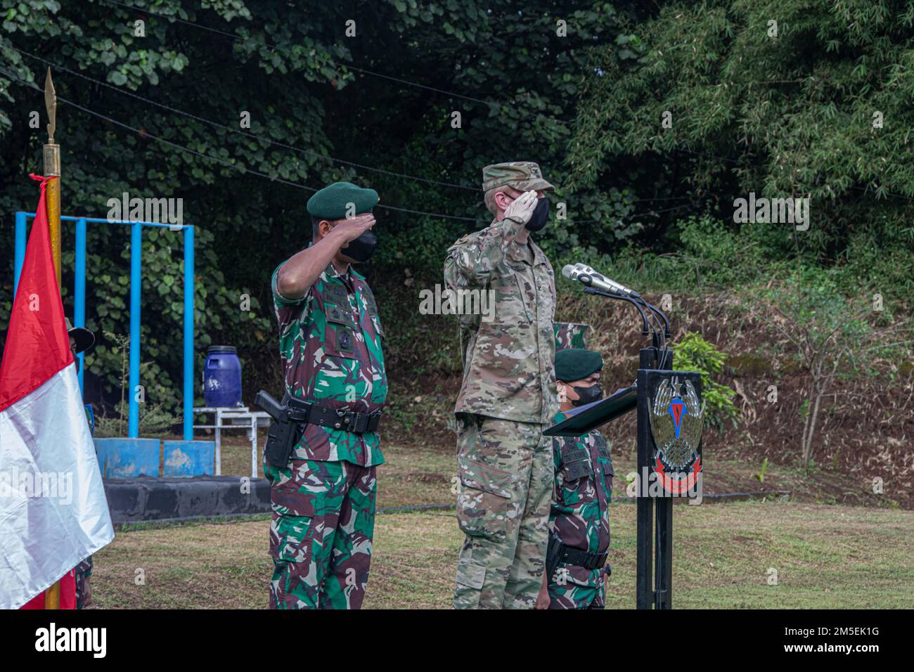 Soldaten der 2. Staffel, 14. Kavallerie-Regiment, 2. Infanterie-Brigaden-Kampfteam, 25. Infanterie-Division führten die Eröffnungszeremonie für TNI/U.S. durch Army Exchange in Cicalengka, Indonesien, 8. März 2022. Bei diesem Austausch handelt es sich um eine zweiwöchige Übung, die sich darauf konzentriert, als Einheit zu arbeiten und Praktiken für Taktiken auf Platoon-Ebene auszutauschen. Stockfoto