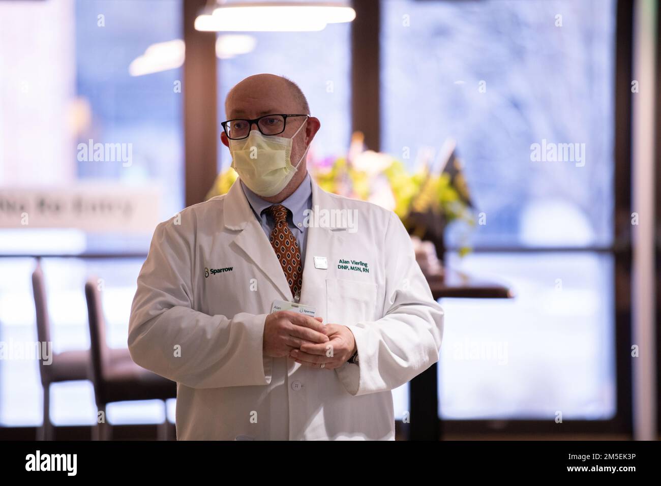 LANSING, Michigan. – Alan Vierling, Präsident des Spitals Sparrow, spricht vor dem scheidenden medizinischen Team des Spitals Sparrow in Lansing, Michigan, am 8. März 2022. USA Nördliches Kommando, durch die USA Army North ist nach wie vor entschlossen, das Verteidigungsministerium flexibel bei der COVID-Reaktion der gesamten Regierung zu unterstützen. Stockfoto