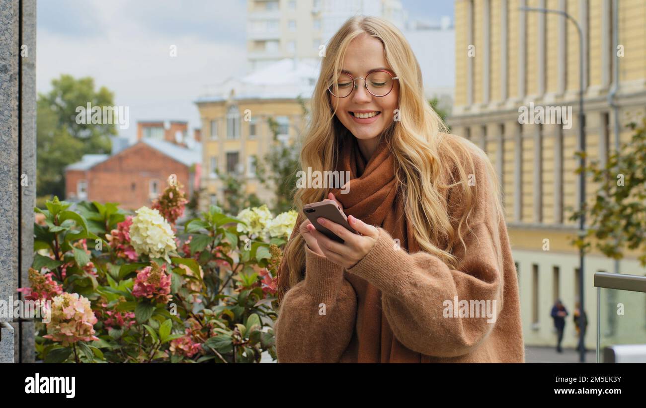 Glückliches lächelndes Mädchen Weiße Frau Frau Frau Geschäftsfrau mit Handy Smartphone Handy Handy Browsing kaufen Texten Suche im Internet Stockfoto