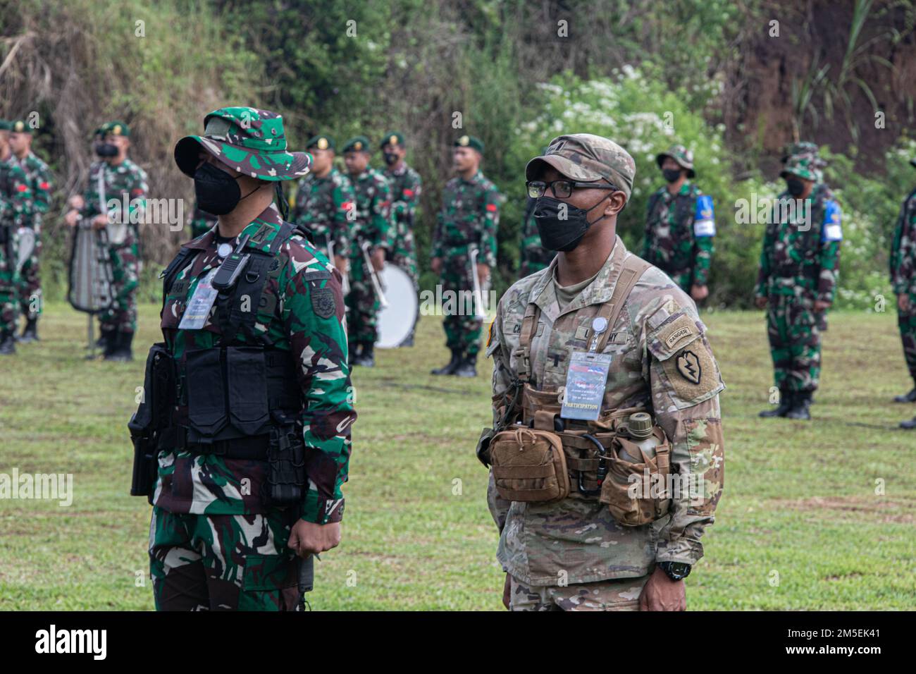 Soldaten der 2. Staffel, 14. Kavallerie-Regiment, 2. Infanterie-Brigaden-Kampfteam, 25. Infanterie-Division führten die Eröffnungszeremonie für TNI/U.S. durch Army Exchange in Cicalengka, Indonesien, 8. März 2022. Bei diesem Austausch handelt es sich um eine zweiwöchige Übung, die sich darauf konzentriert, als Einheit zu arbeiten und Praktiken für Taktiken auf Platoon-Ebene auszutauschen. Stockfoto