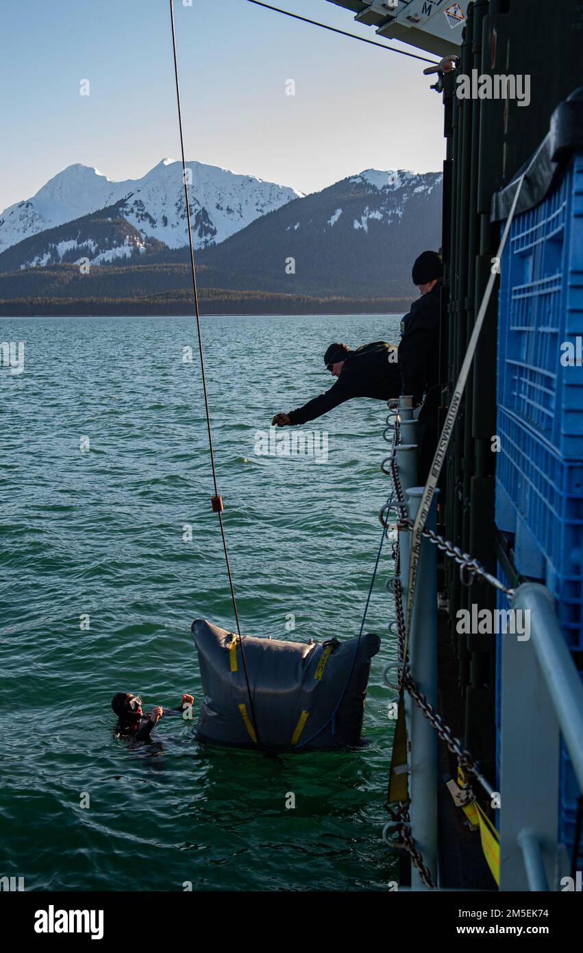Besatzungsmitglieder des kanadischen Schiffs Brandon heben eine simulierte Unterwassermine an, nachdem Taucher von der Fleet Diving Unit Pacific Minenabwehrmissionen auf dem Meeresboden nahe Juneau, Alaska, während der Übung ARCTIC EDGE 2022 am 8. März 2022 durchgeführt hatten. Kanadische Streitkräfte nehmen an AE22 Teil, einem US-amerikanischen Zweijährliche Übung des nördlichen Kommandos, um die Fähigkeit zu demonstrieren und auszuüben, in der Arktis schnell zu stationieren und zu operieren. (Master Sailor Dan Bard, Canadian Forces Combat Camera, Canadian Armed Forces) Stockfoto