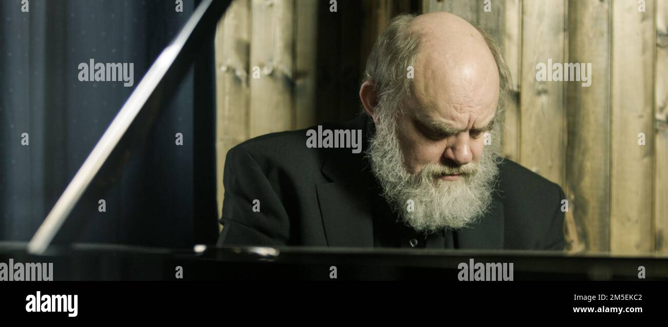 Der britische Komponist und Musiker Robert John Godfrey spielt sein Yamaha Grand Piano in den Lodge Studios in Northampton, England Stockfoto