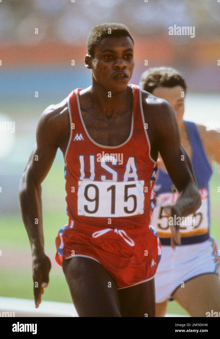 OLYMPISCHE SOMMERSPIELE LOS ANGELES 1984 Carl Lewis USA gewinnt 100m Sprint in Los Angeles 1984 Stockfoto