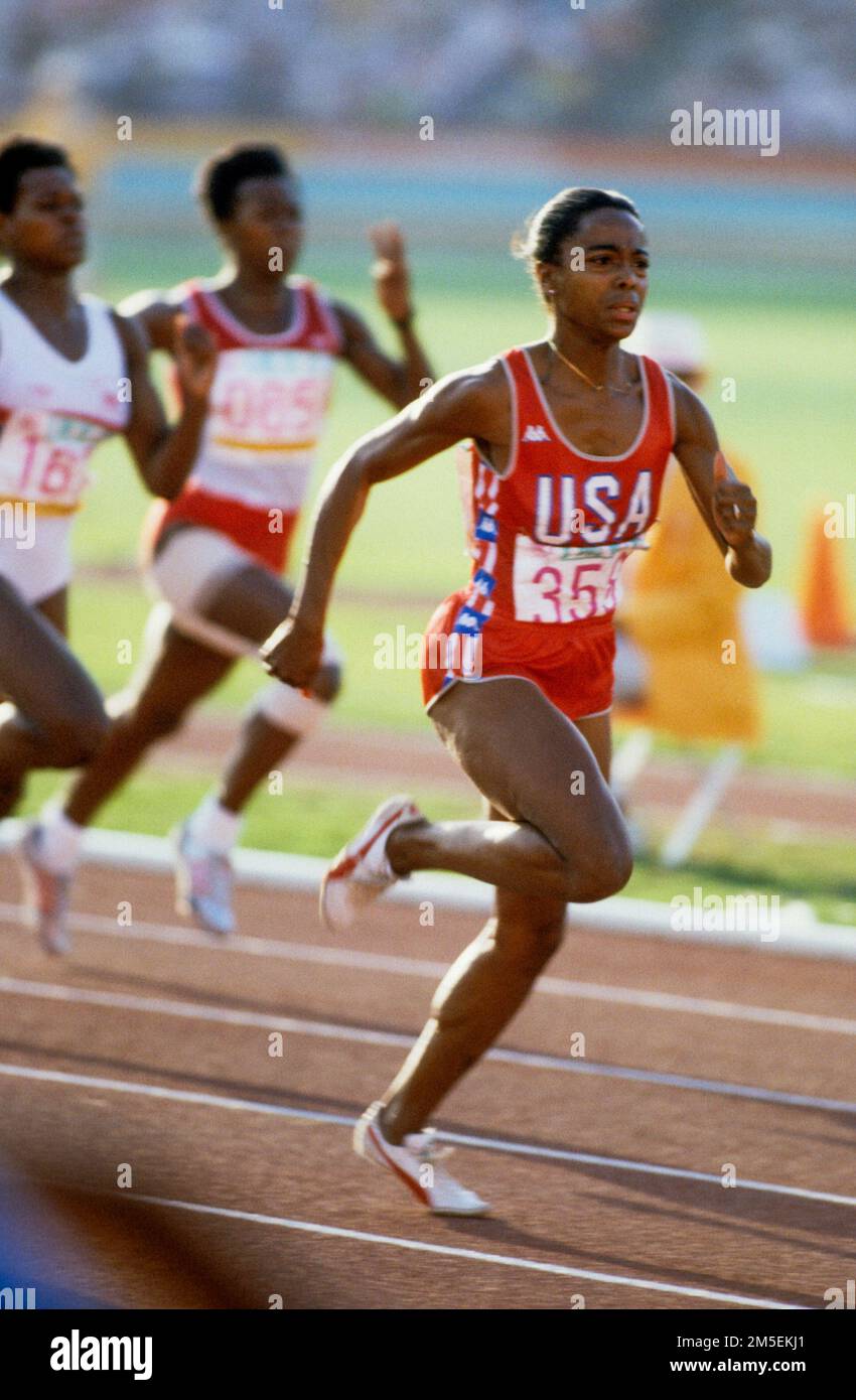 DIE OLYMPISCHEN SOMMERSPIELE 1984 IN LOS ANGELES EVELYN ASHFORD USA gewinnen bei den olympischen spielen in Los Angeles mit 100 Metern Goldmedaille Stockfoto