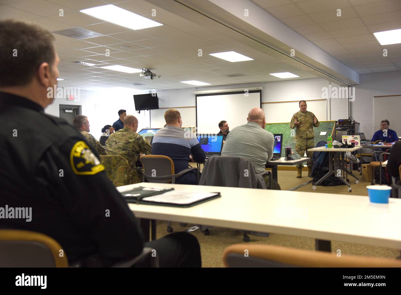 USA Generalmajor der Armee Paul D. Rogers, Adjutant General und Direktor des Michigan Department of Veterans and Military Affairs, spricht während einer Cyber-Kriegsführung-Trainingsveranstaltung im Camp Grayling Joint Maneuver Training Center, Michigan, 8. März 2022. Im Mittelpunkt der Cyber-Strike-Übung stand die Replizierung einer Live-Schulungsumgebung, in der wichtige Mitarbeiter aus verschiedenen Organisationen eingesetzt wurden, darunter Strafverfolgungsbehörden, Staatsanwälte, Detectives und die Michigan Air National Guard. Dabei wurde ein geschlossenes Netzwerk verwendet, in dem eine Malware-Anwendung ausgeführt wurde. Stockfoto