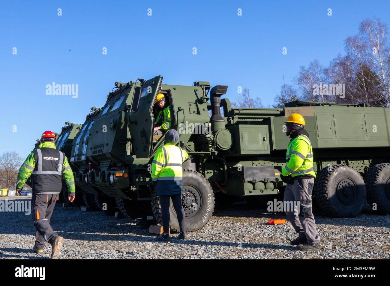 HIMARS wurde am 8. März 2022 nach Grafenwoehr geliefert. Die HIMARS sind Teil der 405. Army Field Support Brigade’s Army Prepositioned Stock-2. US Army Europe and Africa zeichnet APS-2 in Vorbereitung auf die Unterstützung von 3. Bataillon, 321. Field Artillery Regiment, 18. Field Artillery Brigade, Teil des US Army XVIII Airborne Corps in Fort Bragg, NC. Stockfoto