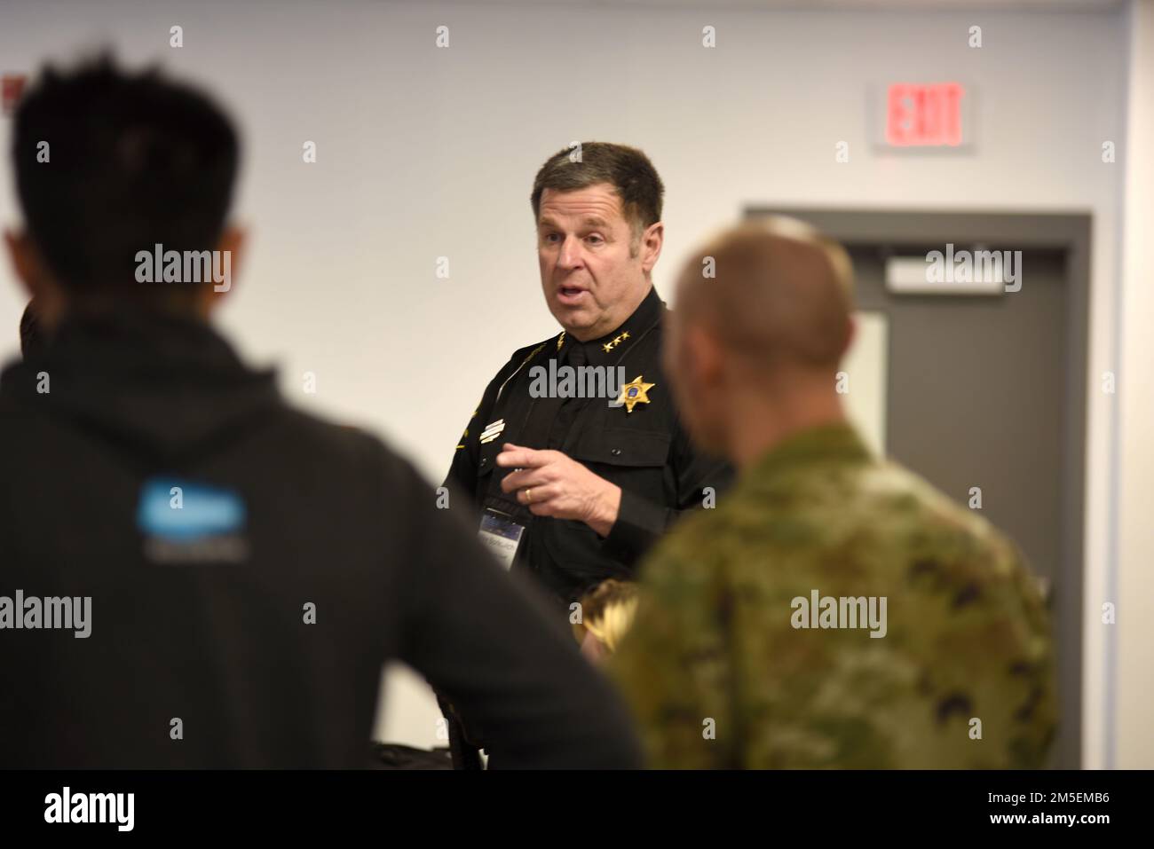 Sheriff Mike Borkovich von Leelanau County nimmt an einer Cyber-Kriegsführung-Trainingsveranstaltung Teil, Camp Grayling Joint Maneuver Training Center, Michigan, 8. März 2022. Im Mittelpunkt der Cyber-Strike-Übung stand die Replizierung einer Live-Schulungsumgebung, in der wichtige Mitarbeiter aus verschiedenen Organisationen eingesetzt wurden, darunter Strafverfolgungsbehörden, Staatsanwälte, Detectives und die Michigan Air National Guard. Dabei wurde ein geschlossenes Netzwerk verwendet, in dem eine Malware-Anwendung ausgeführt wurde. Stockfoto