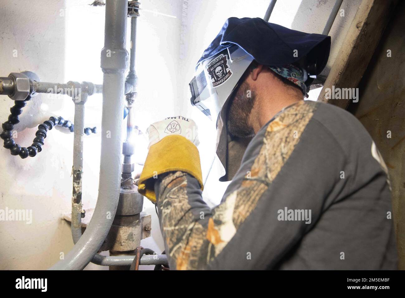 Newport News Schiffbauunternehmen Dave Watson aus Virginia Beach, Virginia, schweißt Hydraulikanschlüsse an Bord des Flugzeugträgers USS John C. Stennis (CVN 74) in Newport News, Virginia, 8. März 2022. John C. Stennis arbeitet in Newport News Shipyard zusammen mit NNS, NAVSEA und Auftragnehmern, die im Rahmen der Mission, das Kriegsschiff rechtzeitig und im Rahmen des Budgets wieder in den Kampf zurückzubringen, ihre Pflicht zur Verteidigung der Vereinigten Staaten wiederaufnehmen. Stockfoto