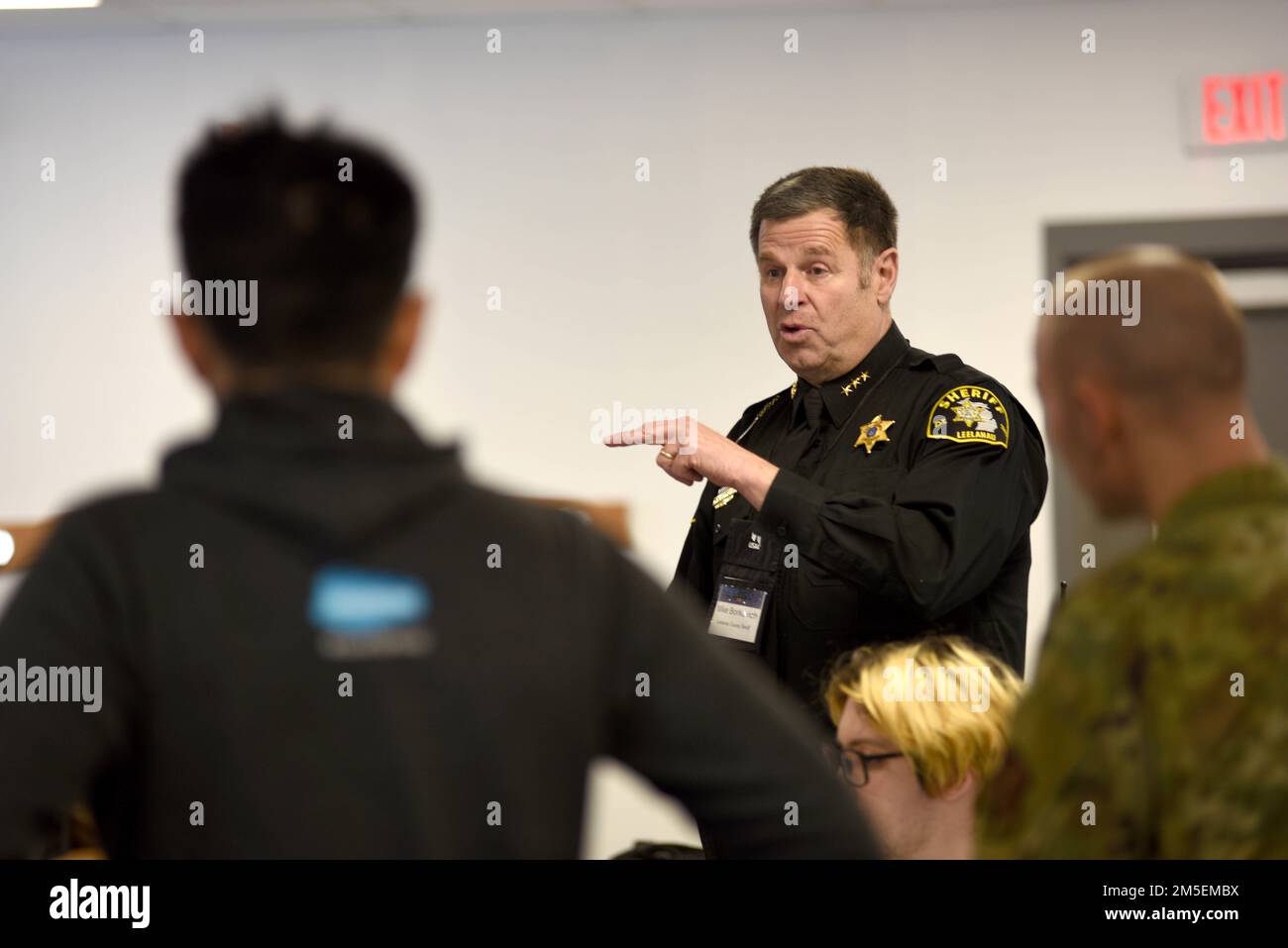 Sheriff Mike Borkovich von Leelanau County nimmt an einer Cyber-Kriegsführung-Trainingsveranstaltung Teil, Camp Grayling Joint Maneuver Training Center, Michigan, 8. März 2022. Im Mittelpunkt der Cyber-Strike-Übung stand die Replizierung einer Live-Schulungsumgebung, in der wichtige Mitarbeiter aus verschiedenen Organisationen eingesetzt wurden, darunter Strafverfolgungsbehörden, Staatsanwälte, Detectives und die Michigan Air National Guard. Dabei wurde ein geschlossenes Netzwerk verwendet, in dem eine Malware-Anwendung ausgeführt wurde. Stockfoto