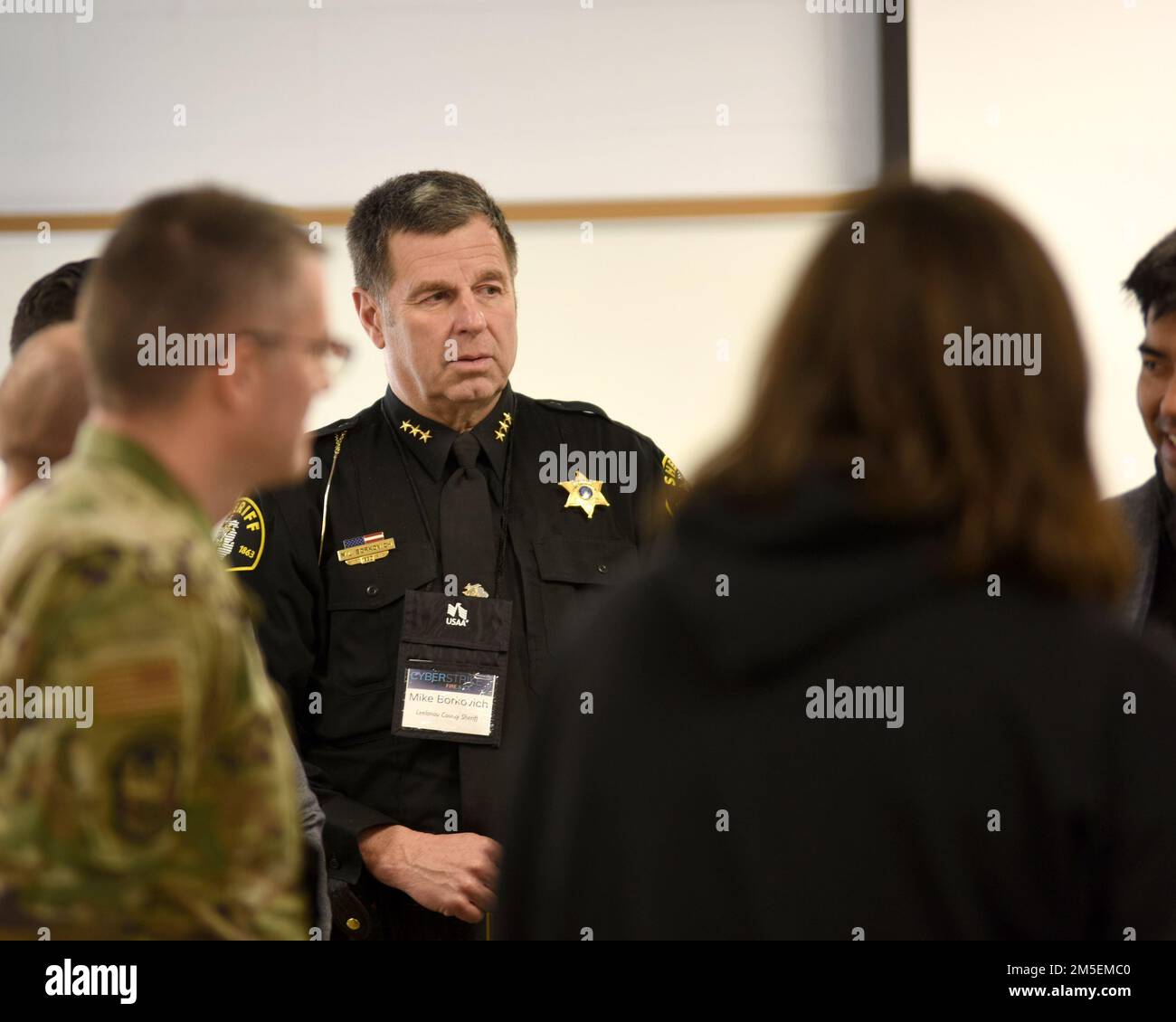 Sheriff Mike Borkovich von Leelanau County nimmt an einer Cyber-Kriegsführung-Trainingsveranstaltung Teil, Camp Grayling Joint Maneuver Training Center, Michigan, 8. März 2022. Im Mittelpunkt der Cyber-Strike-Übung stand die Replizierung einer Live-Schulungsumgebung, in der wichtige Mitarbeiter aus verschiedenen Organisationen eingesetzt wurden, darunter Strafverfolgungsbehörden, Staatsanwälte, Detectives und die Michigan Air National Guard. Dabei wurde ein geschlossenes Netzwerk verwendet, in dem eine Malware-Anwendung ausgeführt wurde. Stockfoto