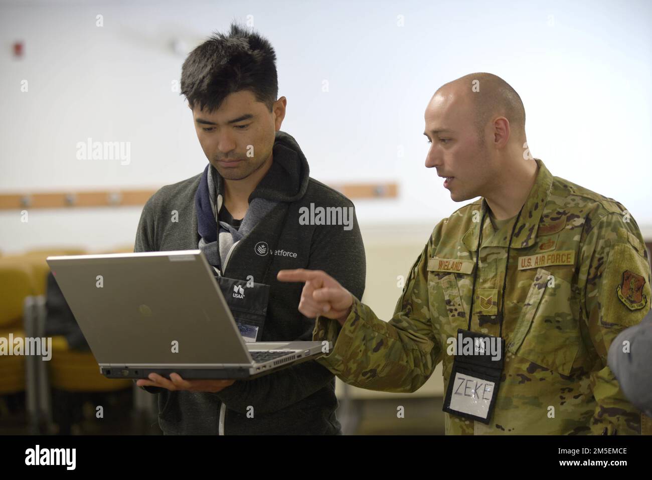 USA Air Force Tech. Sgt. Ezekiel Wieland, 272. Cyber Operations Squadron, 110. Wing, Michigan Air National Guard, nimmt an einer Cyber-Kriegstraining Teil, Camp Grayling Joint Maneuver Training Center, Michigan, 8. März 2022. Im Mittelpunkt der Cyber-Strike-Übung stand die Replizierung einer Live-Schulungsumgebung, in der wichtige Mitarbeiter aus verschiedenen Organisationen eingesetzt wurden, darunter Strafverfolgungsbehörden, Staatsanwälte, Detectives und die Michigan Air National Guard. Dabei wurde ein geschlossenes Netzwerk verwendet, in dem eine Malware-Anwendung ausgeführt wurde. Stockfoto