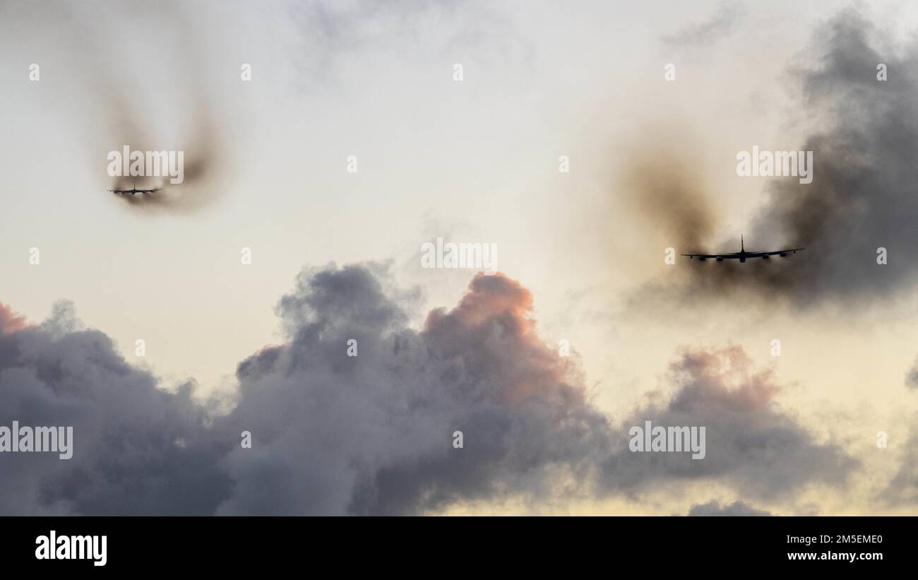 Zwei US-Dollar Air Force B-52H Stratofestungen vom 96. Expeditionsgeschwader starten nach Abschluss eines Bomber-Task-Force-Einsatzes auf dem Luftwaffenstützpunkt Andersen, Guam, 9. März 2022. Bomber Task Force-Missionen demonstrieren die Letalität und Interoperabilität zur Unterstützung eines freien und offenen Indopazifiks. Stockfoto