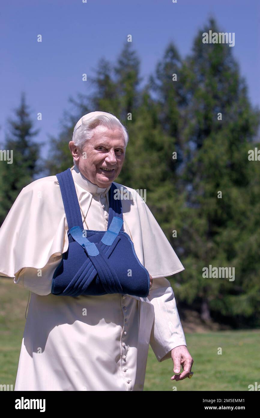 Vatikanstadt, 28. Dezember 2022. Papst Benedikt XVI. Ist sehr krank. ARCHIVFOTO: Valle D'Aosta, Italien, 29. Juli 2009. Papst Benedikt XVI. Während seiner Ferien in Introd. Maria Grazia Picciarella/Alamy Live News Stockfoto
