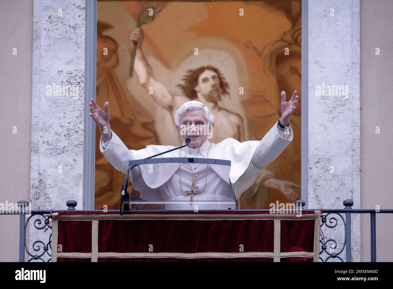 Vatikanstadt, 28. Dezember 2022. Papst Benedikt XVI. Ist sehr krank. ARCHIVFOTO: Castel Gandolfo, Italien, 22. Juli 2012. Papst Benedikt während des Angelus-Gebets. Maria Grazia Picciarella/Alamy Live News Stockfoto