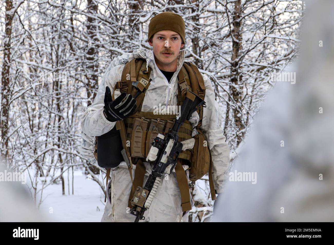 USA Navy Petty Officer 3 Zachary Lovewell unterrichtet eine Klasse während einer Täuschungsspur praktische Anwendung während der Übung Cold Response 2022, Setermoen, Norwegen, 8. März 2022. Lovewell ist Spezialist für Kampfmedizin mit All Domain Effects Team, 2. Air Naval Gunfire Liaison Company, II Marine Expeditionary Force Information Group. Übung Cold Response '22 ist eine alle zwei Jahre stattfindende norwegische nationale Bereitschafts- und Verteidigungsübung, die in ganz Norwegen stattfindet, unter Beteiligung jedes seiner Militärdienste sowie von 26 weiteren alliierten Nationen und Regionen der Nordatlantikvertrags-Organisation Stockfoto
