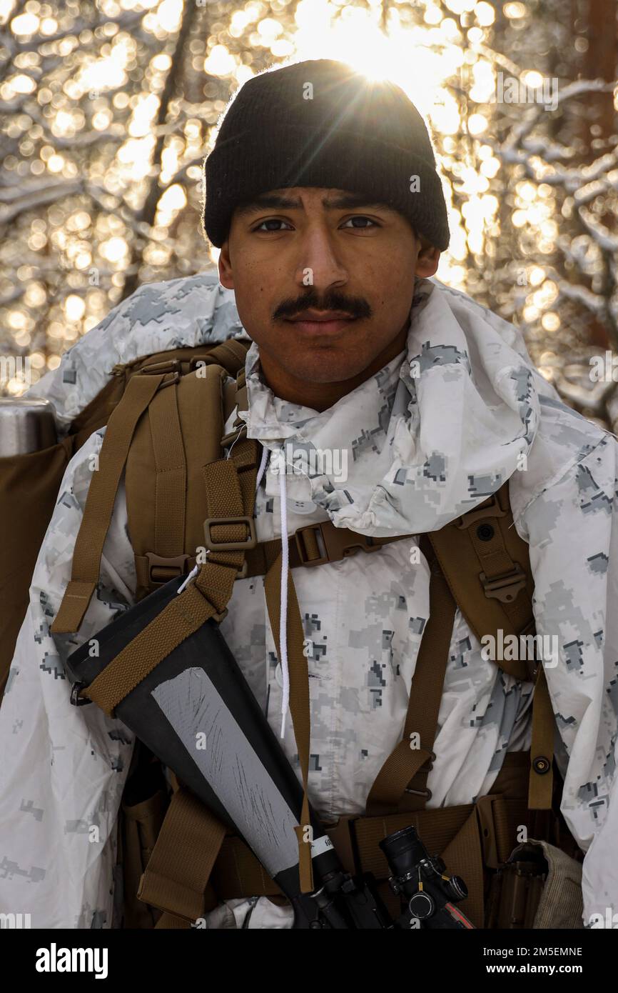 USA Nicholas Lenan posiert für ein Foto während einer Täuschungsspur Praktische Anwendung während der Übung Cold Response 2022, Setermoen, Norwegen, 8. März 2022. Lenan ist Netzwerkadministrator beim All Domain Effects Team, 2. Air Naval Gunfire Liaison Company, II Marine Expeditionary Force Information Group. Übung Cold Response '22 ist eine alle zwei Jahre stattfindende norwegische nationale Bereitschafts- und Verteidigungsübung, die in ganz Norwegen stattfindet, mit Beteiligung jedes seiner Militärdienste sowie von 26 weiteren alliierten Nationen und regionalen Verbündeten der Nordatlantikvertrags-Organisation Stockfoto