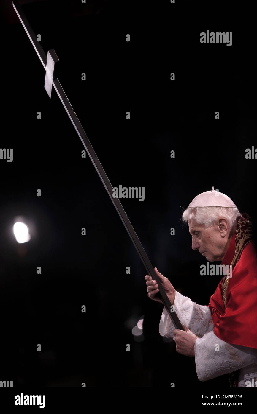 Vatikanstadt, 28. Dezember 2022. Papst Benedikt XVI. Ist sehr krank. ARCHIVFOTO: Rom, Italien, 6. April 2012. Papst Benedikt XVI. Während der Via Crucis im Kolosseum. Maria Grazia Picciarella/Alamy Live News Stockfoto