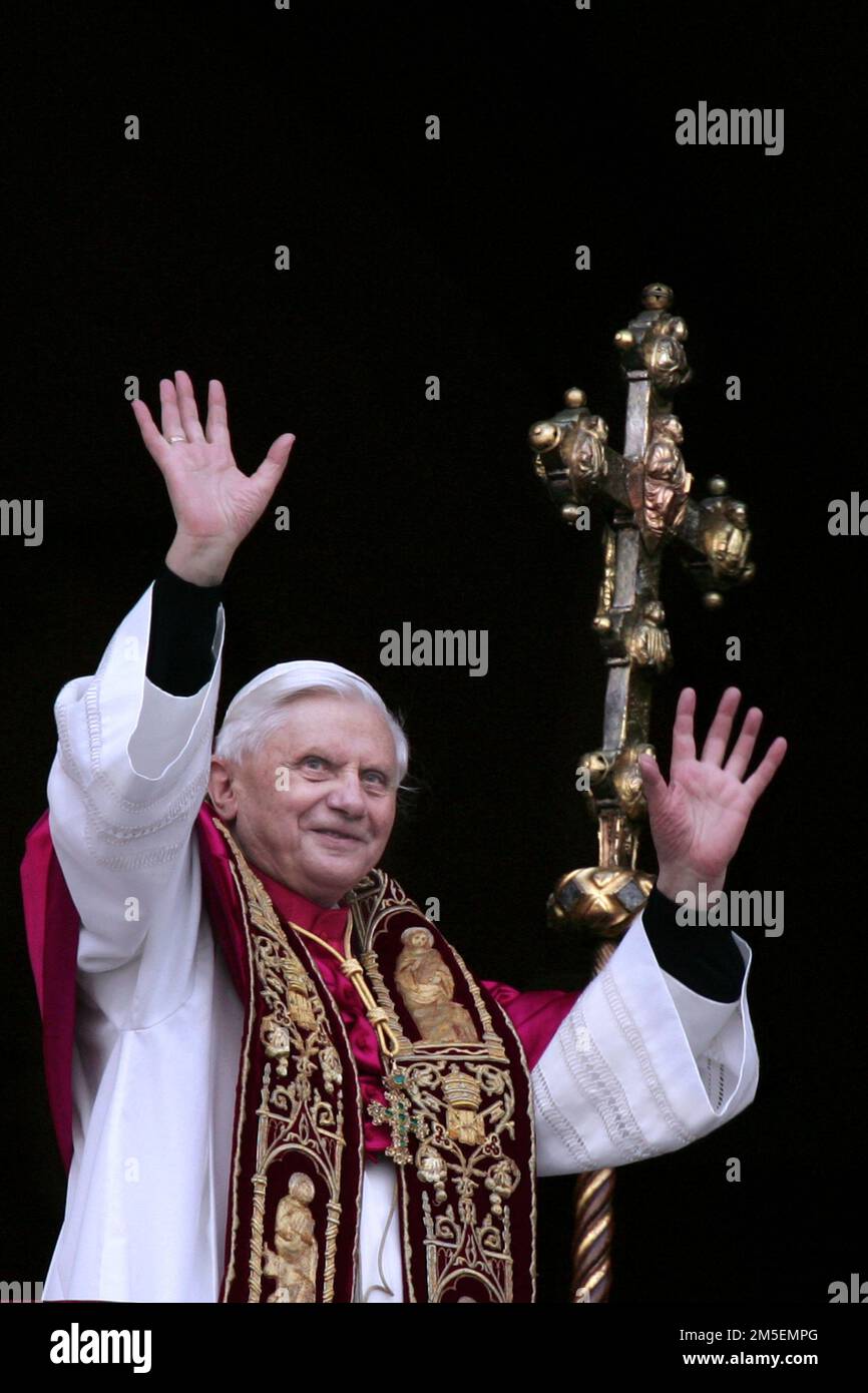 Vatikanstadt, 28. Dezember 2022. Papst Benedikt XVI. Ist sehr krank. ARCHIVFOTO: Vatikan, 19. April 2005. Kardinal Joseph Ratzinger wird zum Papst gewählt. Er präsentiert sich den Gläubigen in St. Peter's Square wählte den Namen Benedikt XVI Maria Grazia Picciarella/Alamy Live News Stockfoto