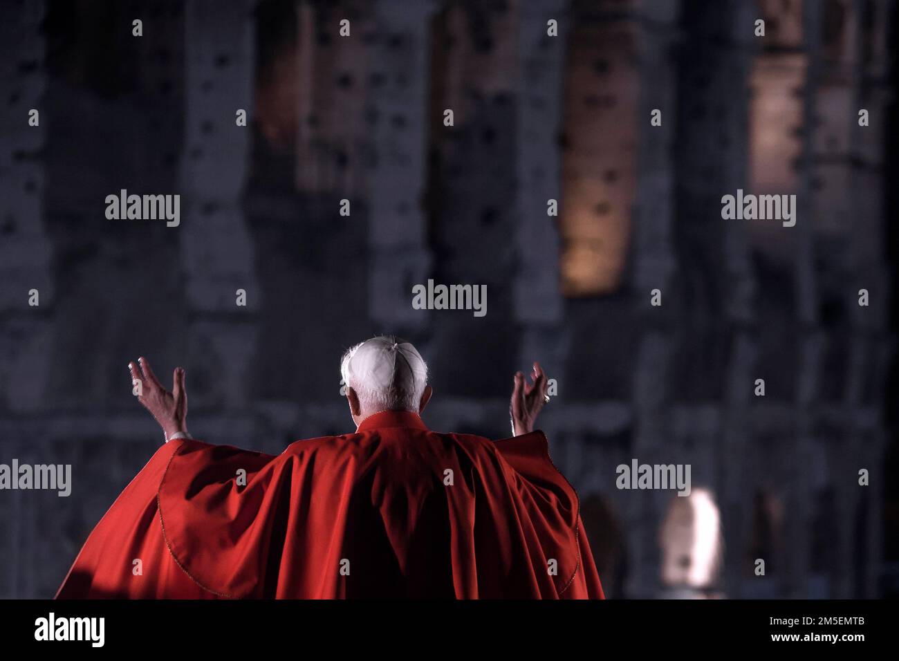 Vatikanstadt, 28. Dezember 2022. Papst Benedikt XVI. Ist sehr krank. ARCHIVFOTO: Rom, Italien, 14. April 2006. Papst Benedikt XVI. Während der Via Crucis im Kolosseum. Maria Grazia Picciarella/Alamy Live News Stockfoto