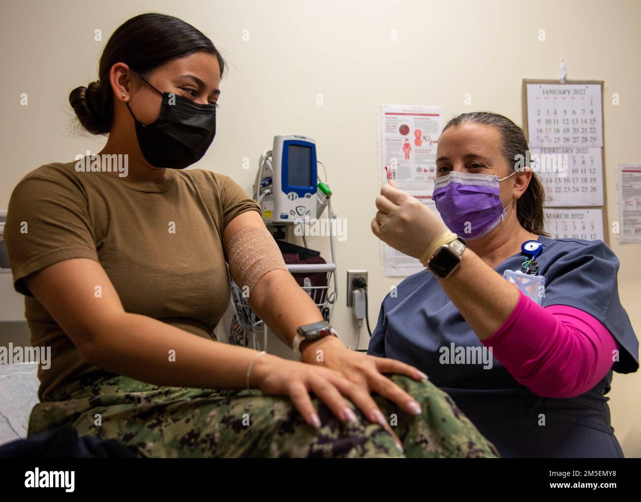 Carmen George, 59. Medical Operations Squadron Women's Health Clinic Nursing Practitioner, bestätigt, dass das verhütende Implantat eines Patienten vollständig intakt entfernt wurde, am Wilford Hall Ambulatory Surgical Center, Joint Base San Antonio-Lackland, Texas, 8. März 2022. Patienten, die eine Empfängnisverhütung (PINC) benötigen, bietet die Klinik Beratung zur Empfängnisverhütung und Dienstleistungen an, um eine Empfängnisverhütung einzuleiten oder zu ersetzen. Stockfoto