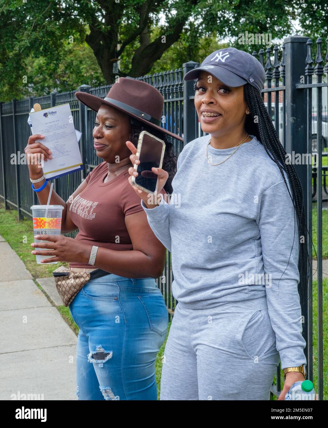 NEW ORLEANS, LA, USA - 3. SEPTEMBER 2022: Zwei fröhliche und freundliche, ungezwungene afroamerikanische Frauen verlassen eine feierliche Veranstaltung in New Orleans Stockfoto