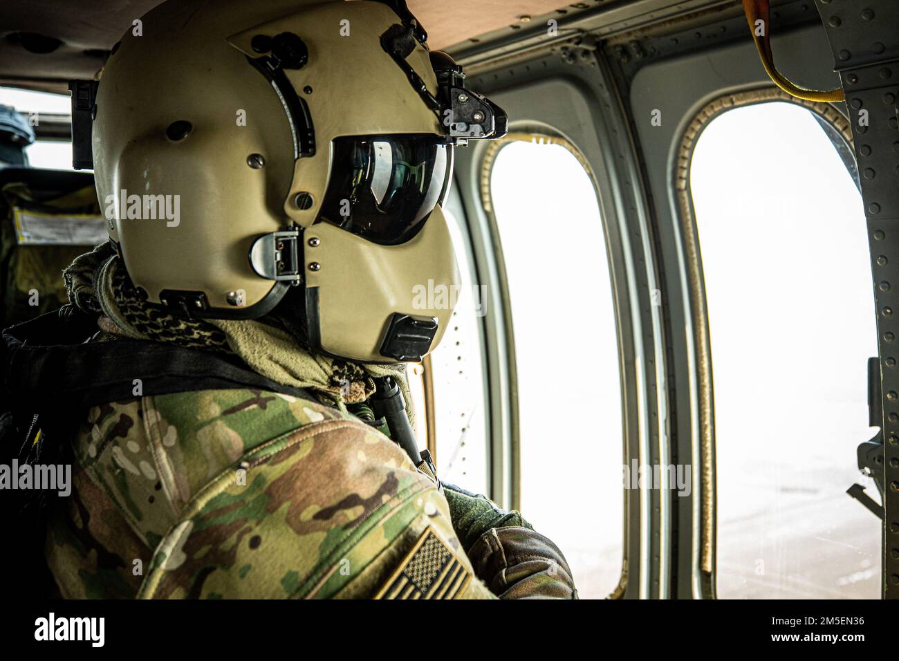 LUFTSTÜTZPUNKT MIHAIL KOGALNICEANU, Rumänien – Sgt. Gamez vom 3. Bataillon, 227. Luftfahrtregiment, 1. Luftkavallerie-Brigade UH60 Blackhawk Crew Chief überwacht sein Flugzeug während Rapid Falcon, Babadag Training Area, Rumänien, 8. März 2022. Rapid Falcon ist als gemeinsame multinationale Übung konzipiert, um die Operabilität und die Fähigkeit zur gemeinsamen Reaktion sowie die Entwicklung funktionaler Beziehungen zwischen den beteiligten Strukturen zu verbessern. Stockfoto