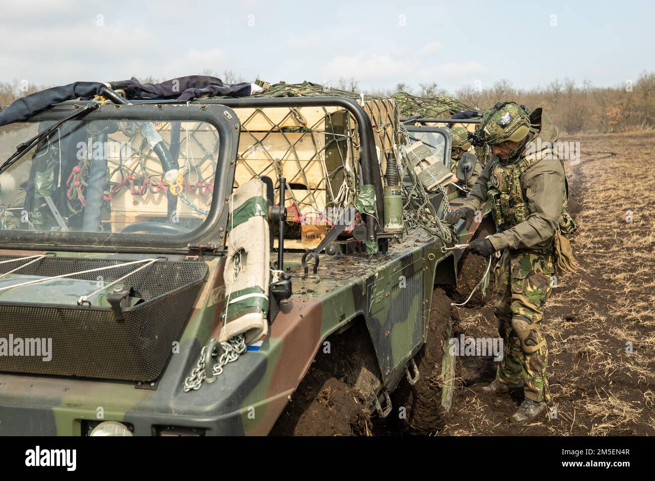 LUFTSTÜTZPUNKT MIHAIL KOGALNICEANU, Rumänien – Soldat beim Royal Netherlands 13. Air Assault Battalion, 11. Air Assault Brigade setzt ein Light Security Vehicle (LSV) nach der Beladung der Last auf dem Rapid Falcon, Babadag Training Area, Rumänien, ab, 8. März 2022. Rapid Falcon ist als gemeinsame multinationale Übung konzipiert, um die Operabilität und die Fähigkeit zur gemeinsamen Reaktion sowie die Entwicklung funktionaler Beziehungen zwischen den beteiligten Strukturen zu verbessern. Stockfoto