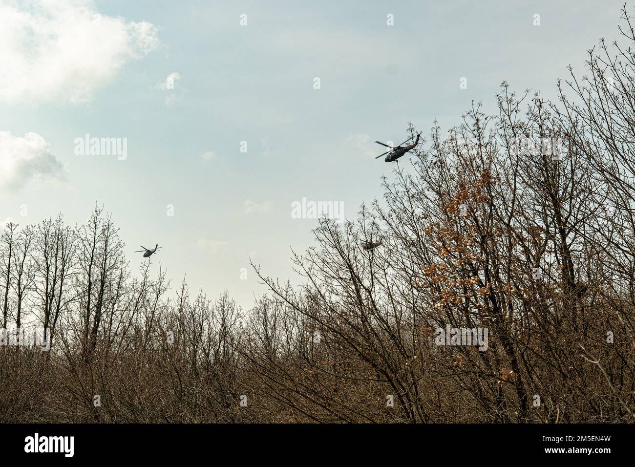 LUFTSTÜTZPUNKT MIHAIL KOGALNICEANU, Rumänien – 3. Bataillon, 227. Luftfahrtregistriment, 1. Luftkavallerie-Brigade UH60 Blackhawks verlassen die Landezone nach der Lieferung der Schlinge für die Soldaten des königlichen Niederländischen 13. Luftaktionsbataillons, 11. Luftaktionsbrigade während des Rapid Falcon, Babadag-Trainingsgebiet, Rumänien, 8. März 2022. Rapid Falcon ist als gemeinsame multinationale Übung konzipiert, um die Operabilität und die Fähigkeit zur gemeinsamen Reaktion sowie die Entwicklung funktionaler Beziehungen zwischen den beteiligten Strukturen zu verbessern. Stockfoto