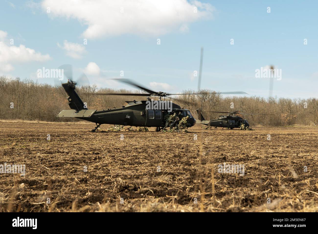 LUFTSTÜTZPUNKT MIHAIL KOGALNICEANU, Rumänien – Soldaten mit den Royal Netherlands 13. Air Assault Battalion, 11. Air Assault Brigade Exit 1. Air Cavalry Brigade UH60 Blackhawks während Rapid Falcon, Babadag Training Area, Rumänien, 8. März 2022. Rapid Falcon ist als gemeinsame multinationale Übung konzipiert, um die Operabilität und die Fähigkeit zur gemeinsamen Reaktion sowie die Entwicklung funktionaler Beziehungen zwischen den beteiligten Strukturen zu verbessern. Stockfoto