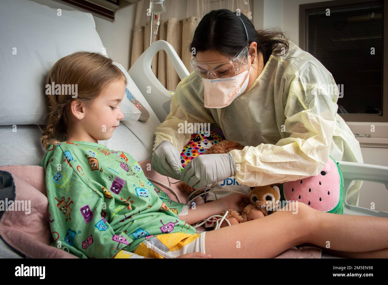 Sheri Flores, Leitschutzschwester auf der Intensivstation für Kinder, sichert ein Pulsoxymeter am Patienten, Margaret Moore, am Brooke Army Medical Center, Fort Sam Houston, Texas, 8. März 2022. Moore ist der erste Patient, der auf der neuen Pädiatrischen Intensivstation von BAMC aufgenommen wird. Stockfoto