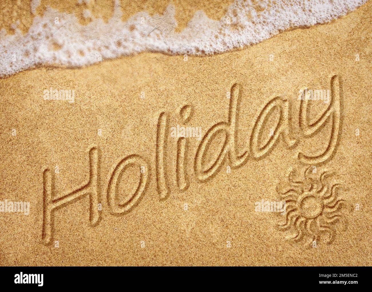 Das Wort Holiday steht auf weißem Sandstrand. Sommerurlaub, Reise- und Urlaubskonzept. Abstrakter Meeresstrand Hintergrund Stockfoto
