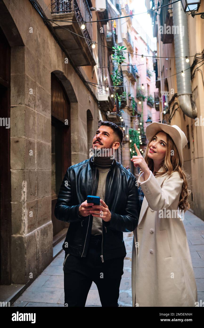 Touristen, die eine Stadt besuchen und ein Mobiltelefon benutzen Stockfoto