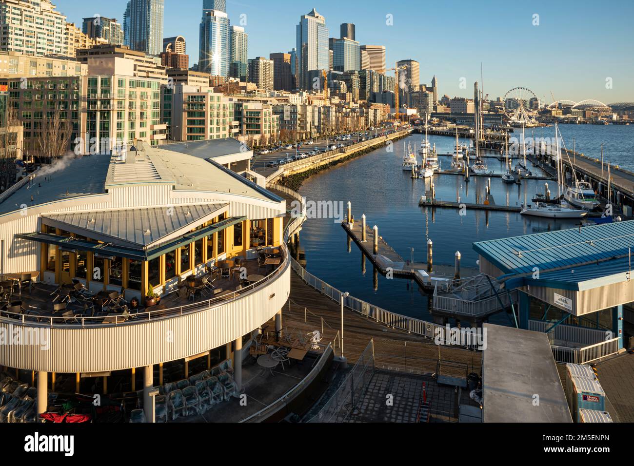 WA22864-00...WASHINGTON - die Seattler Uferpromenade an der Elliott Bay. Stockfoto