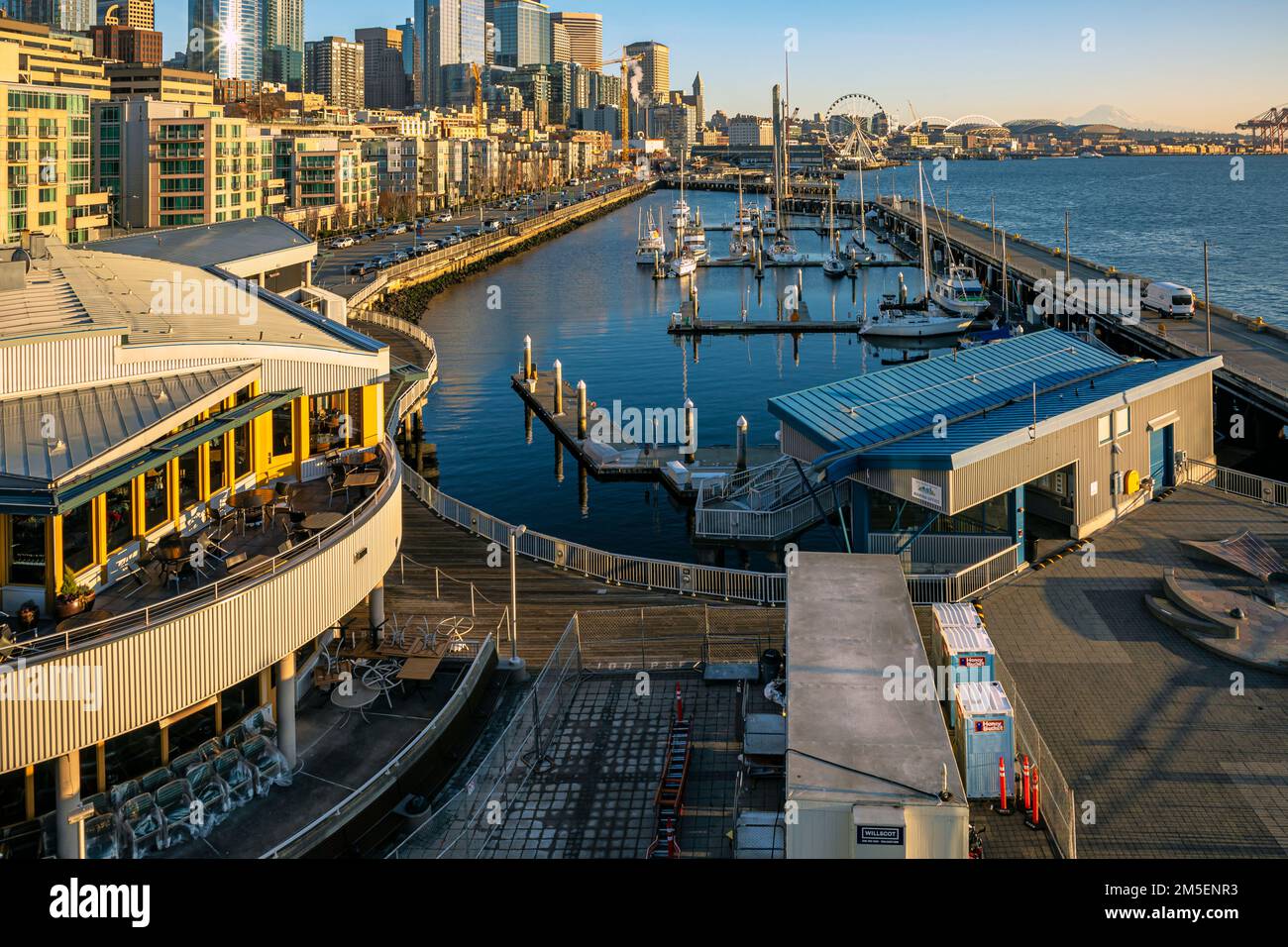 WA22866-00...WASHINGTON - die Seattler Uferpromenade an der Elliott Bay bei Sonnenuntergang. Stockfoto