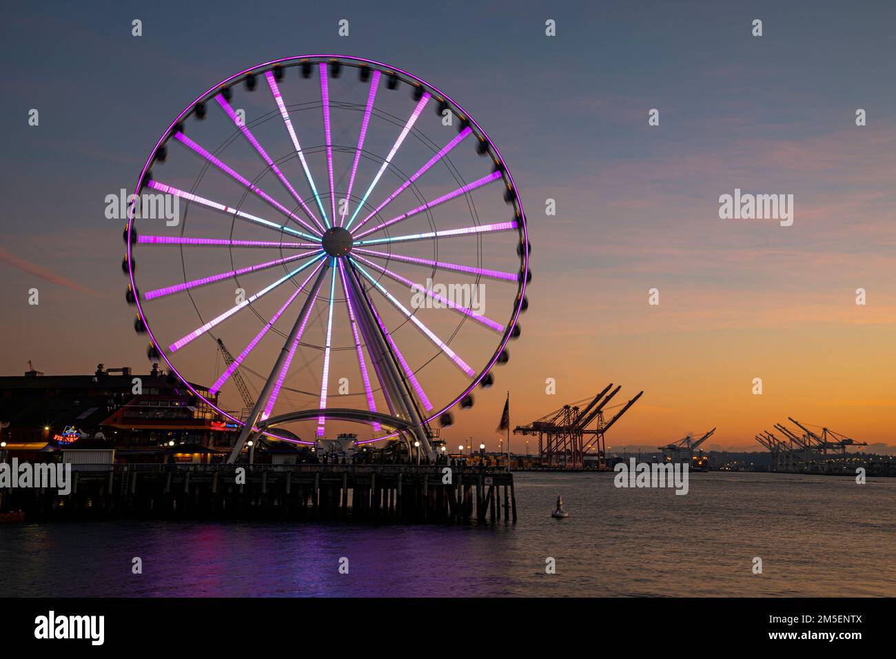 WA22874-00...WASHINGTON - Seattle's Great Wheel, befindet sich in Miner's Landing an der Elliott Bay in der Dämmerung. Stockfoto