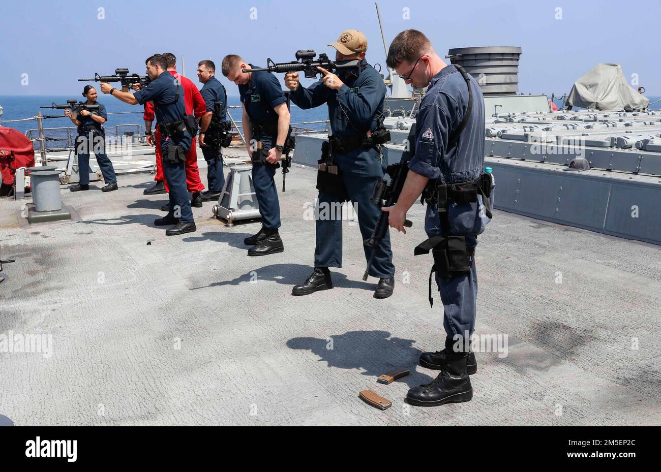 INDISCHER OZEAN (8. März 2022) Mitglieder des Teams für Besuchsbesuch, Aufsichtsrat, Suche und Beschlagnahme führen Schulungen auf dem Raketendeck der Arleigh-Burke-Klasse-Guided-Missile Destroyer USS Fitzgerald (DDG 62) durch. Fitzgerald ist im 7.-Flottenbereich der USA geplant, um die Interoperabilität mit Allianzen und Partnerschaften zu verbessern und gleichzeitig als einsatzbereite Einsatztruppe zur Unterstützung einer freien und offenen Region Indo-Pazifik zu fungieren. Stockfoto