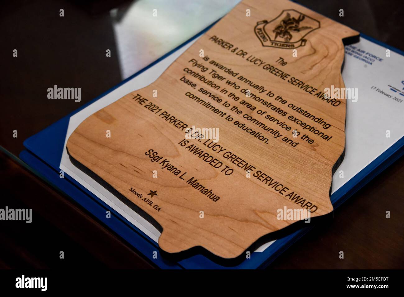 Die 2021 Parker and Dr. Lucy Greene Service Award Plakette wird am 8. März 2022 auf einem Schreibtisch am Luftwaffenstützpunkt Moody, Georgia, ausgestellt. Diese Auszeichnung wird an Airmen verliehen, die einen außergewöhnlichen Service und ein Engagement für die Weiterbildung zeigen. Stockfoto