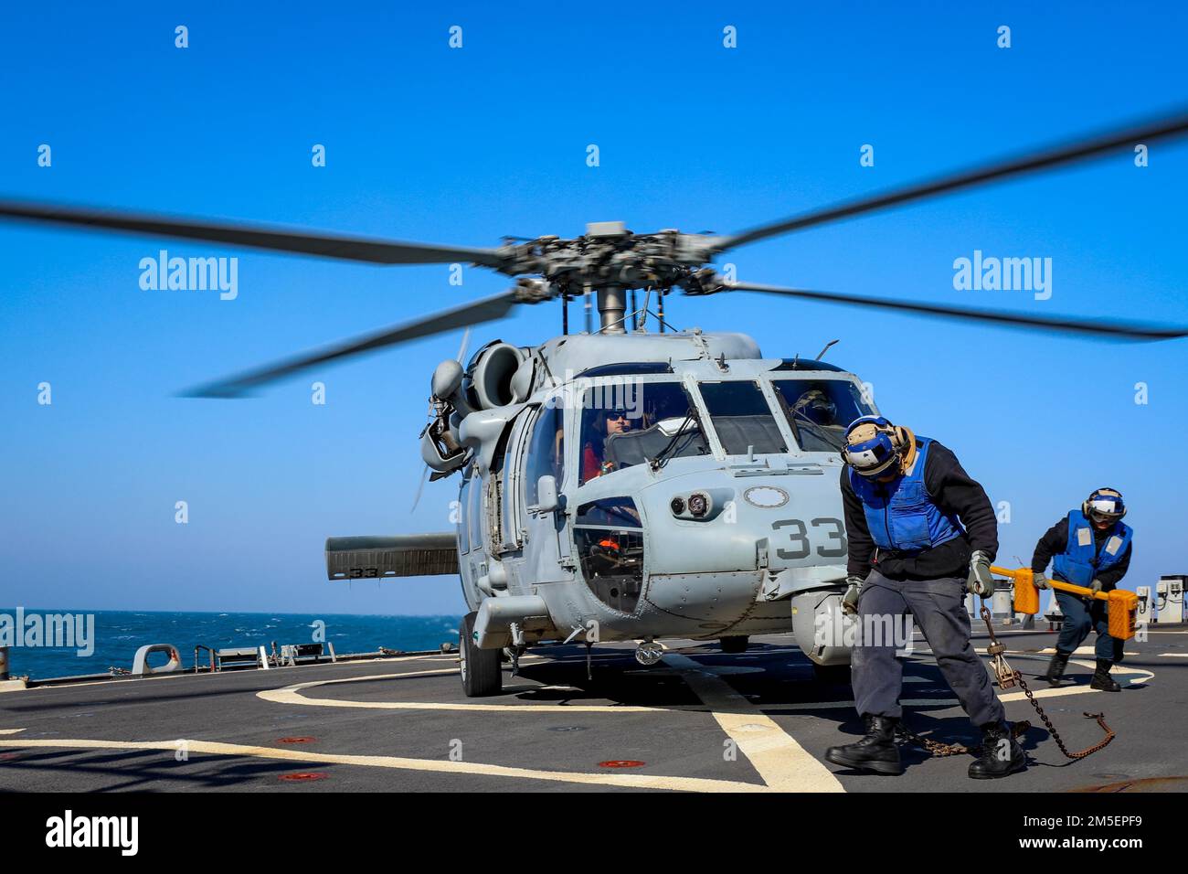 220309-N-EM691-1002 ATLANTIK (10. März 2022) – Seeleute, die der Arleigh-Burke-Klasse-Guided-Missile Destroyer USS The Sullivans (DDG 68) zugeteilt wurden, nehmen am Flugbetrieb Teil, März 10. Die Sullivans werden in das europäische Operationstheater entsandt und nehmen an einer Reihe von maritimen Aktivitäten zur Unterstützung der USA Teil Sechste Flotte und NATO-Alliierten. Stockfoto