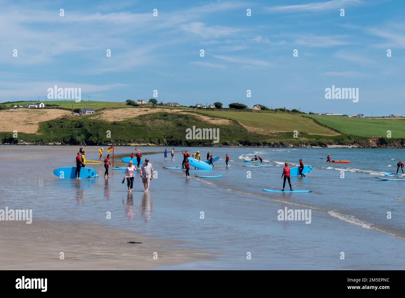 County Cork, Irland, 6. August 2022. Junge Leute surfen. Eine Surfschule in Irland. Der berühmte Inchydoney-Strand. Stockfoto