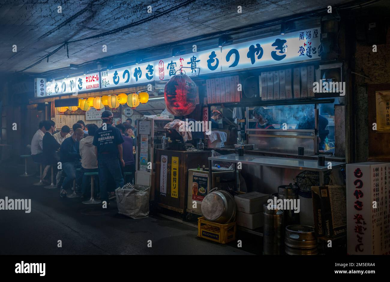 Ginza, Tokyo Outdoor Restaurant bei Nacht Stockfoto