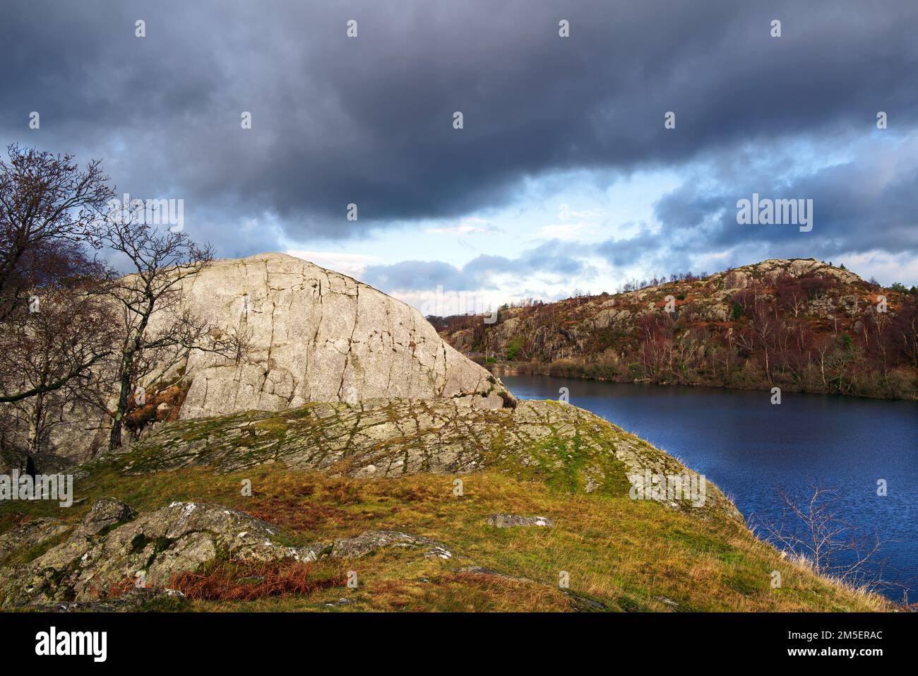 Ein Blick über den Lake Padarn von der felsigen Schlucht des Craig yr Undeb (Union Rock) im Snowdonia-Nationalpark. Stockfoto