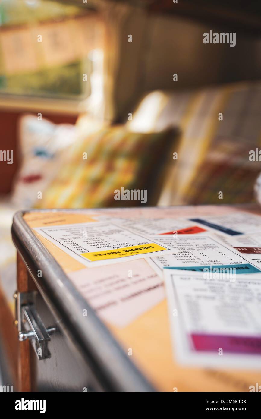 Ein vertikales Bild eines Monopoltischs in einem Oldtimer Stockfoto