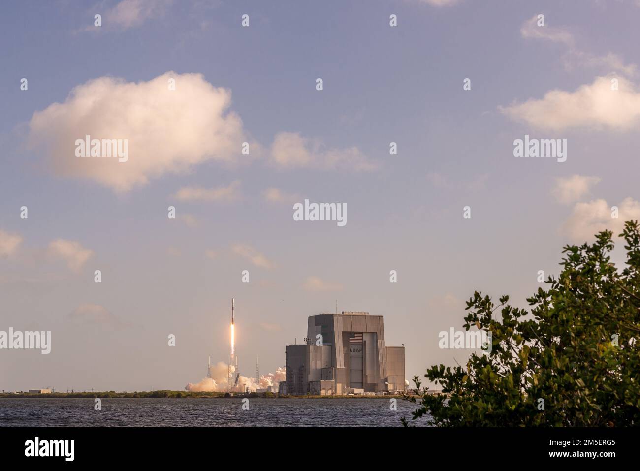 Eine Falcon 9-Rakete startet vom SLC-40 an der Cape Canaveral Space Force Station, Florida, 9. März 2022. Die Starlink-4-10-Mission brachte die nächste Charge der Starlink-Satelliten von SpaceX in den Orbit. Stockfoto