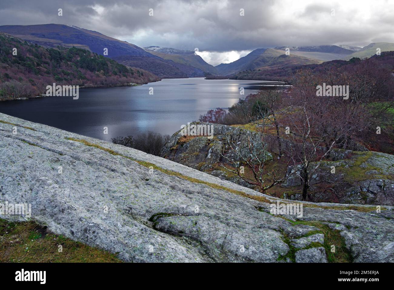 Blick über den Lake Padarn in Richtung Llanberis Pass vom felsigen Craig yr Undeb (Union Rock) im Snowdonia National Park. Stockfoto