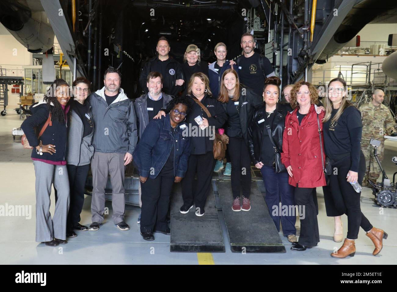 Mitglieder von Leadership Cobb machen ein Gruppenfoto während ihrer Militärtour am 9. März 2022 im Clay National Guard Center in Marietta, Georgia. Stockfoto